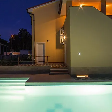 Villa Luxury Compelx Mar-marisol With 2 Pools And 8 Bedrooms, 200m From The Banjole