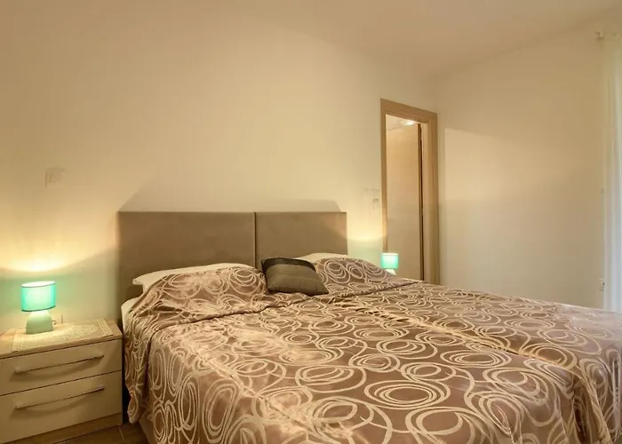 Villa Luxury Compelx Mar-marisol With 2 Pools And 8 Bedrooms, 200m From The Banjole